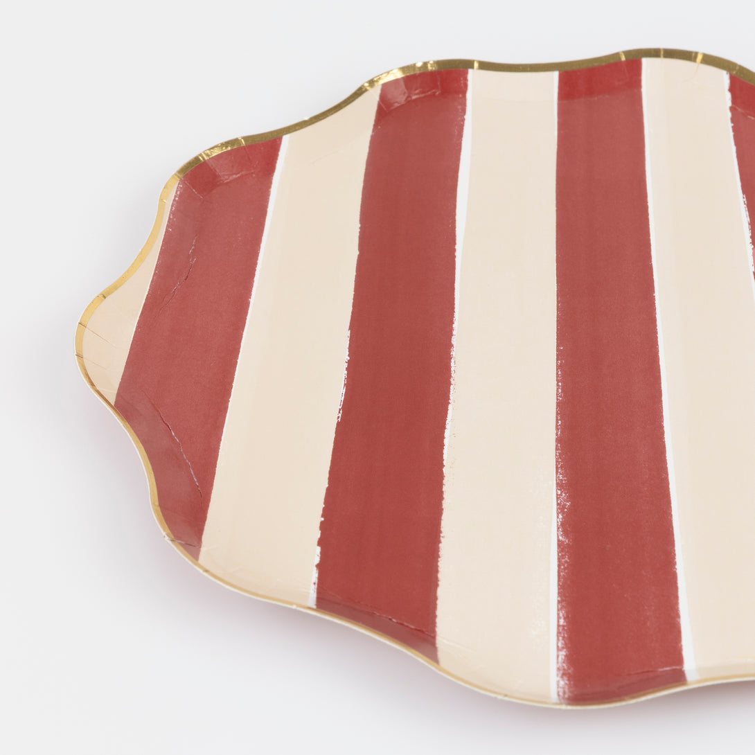 Our striped plates, in a side plate size, are made from high-quality paper and have a stunning striped design with a shiny gold foil border. Image3