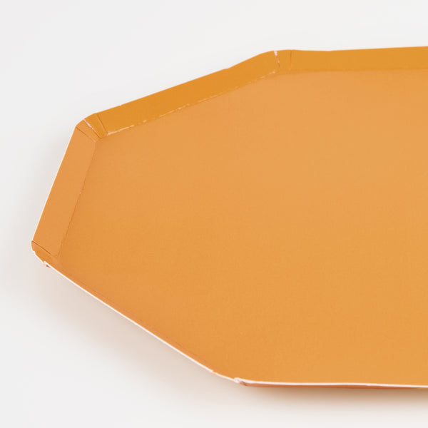 Our yellow party plates have an octagonal shape, and color on both sides, for an elegant effect. Image2