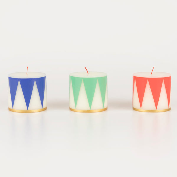 Our Christmas candle set of 3 candles have traditional Nutcracker designs of red, green and blue, with gold details and red wicks. Image4