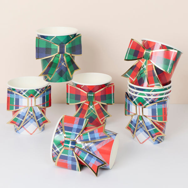 Our Christmas cups, made from paper and suitable for hot and cold drinks, feature plaid designs and big bows for decorative appeal. Image1