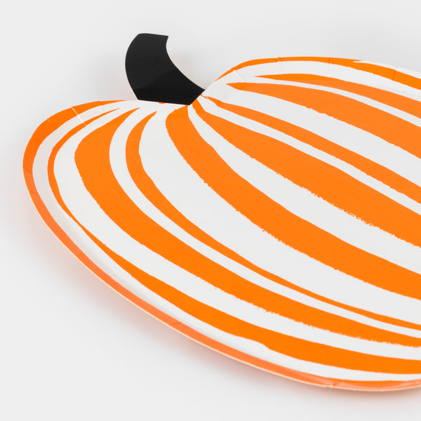Use our paper Halloween plates, striped pumpkins designs in black, orange and white, for a wonderful effect. Image3