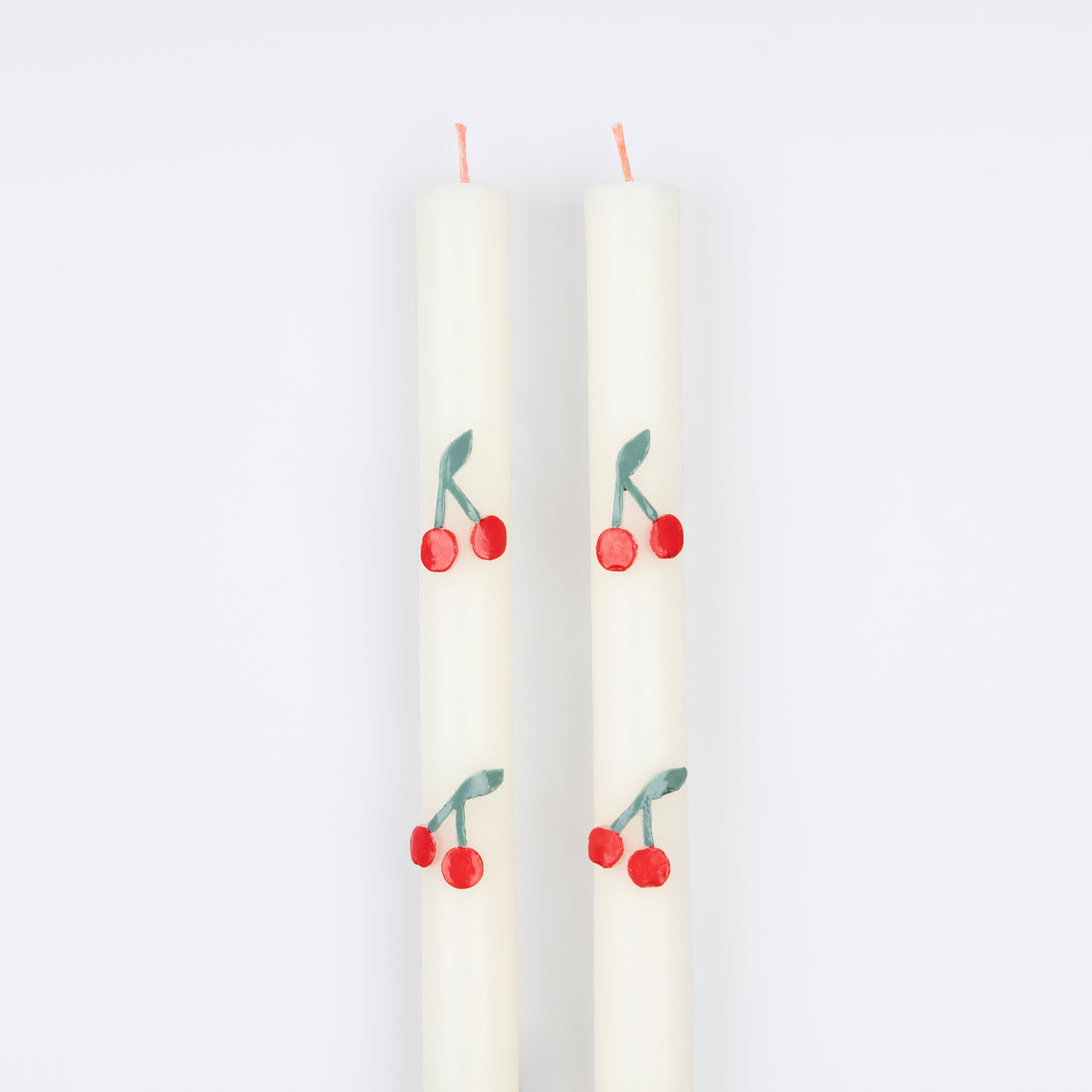 These table candles, with colored wicks and cherry details, are ideal as a host gift or when you're looking for decorative candles.