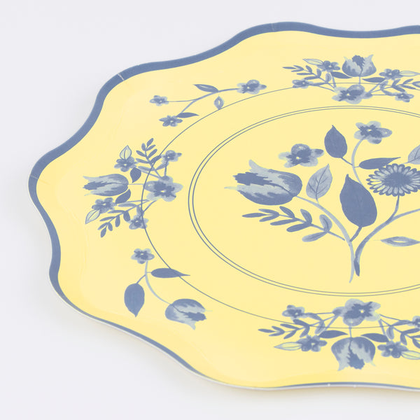 Our pastel plates, made from high-quality paper, have a striking cobalt blue botanical illustration, ideal for baby showers and bridal showers. Image3