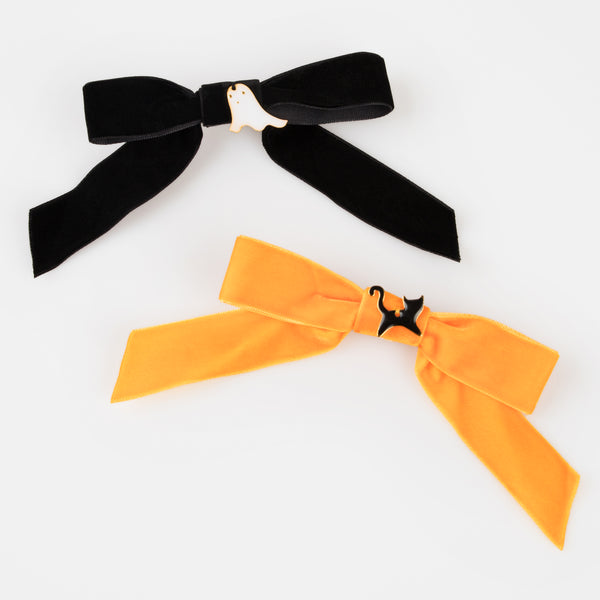 Our Halloween hair clips, crafted with velvet bows and Halloween character charms, look amazing. Image3
