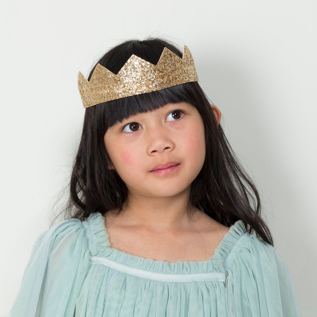 This princess costume for kids is made from colorful tulle layers and comes with a gold princess crown. Image2