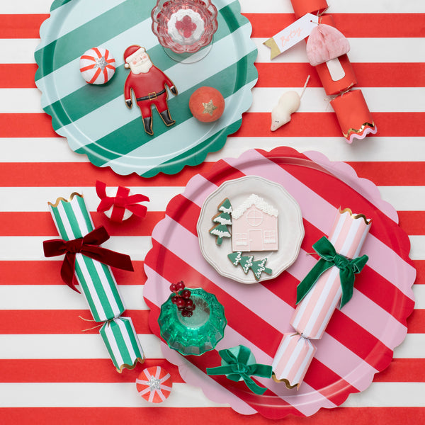 Our Christmas tray, crafted from plywood veneer and a melamine coating, is ideal for serving Christmas snacks and drinks on. Image2