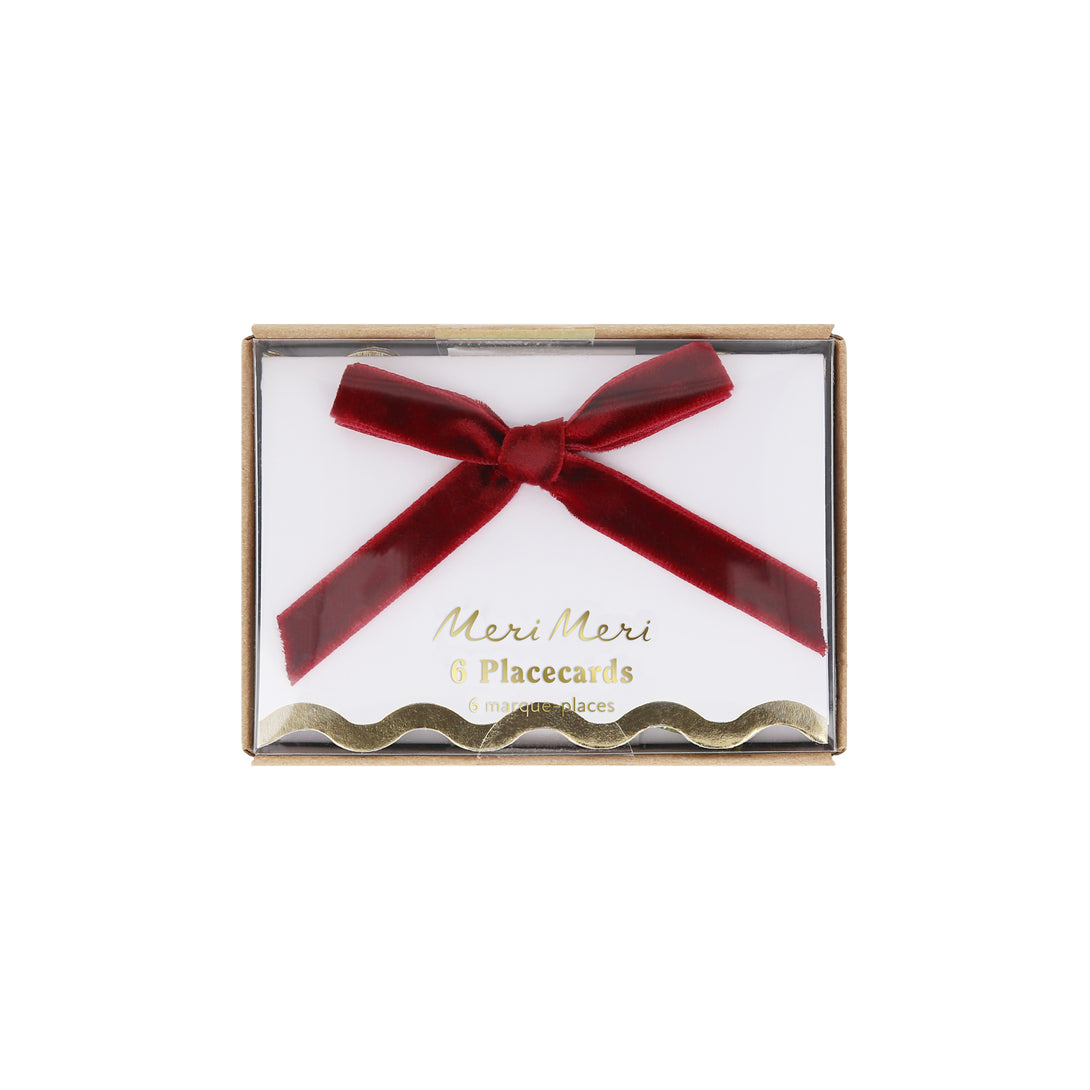 Add a special touch to your Thanksgiving table decorations with our placecards with velvet bows and shiny gold foil details.