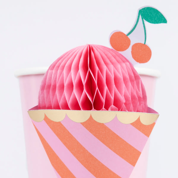 Our ice cream party set is ideal for celebrations with a summery vibe, includes tableware, ice cream tubs and spoons and a garland. Image1