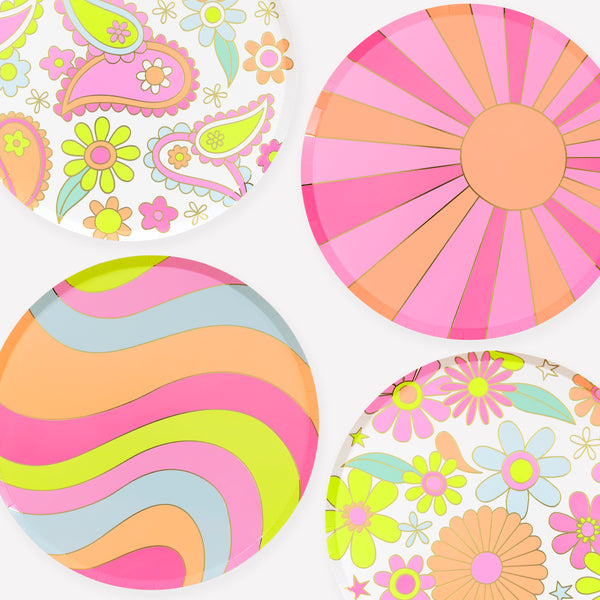 Our dinner plates, made from paper, feature vibrant flower power designs in psychedelic colors, ideal for 70s parties and cocktail parties. Image1