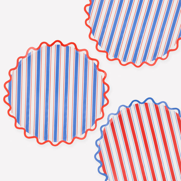 Our dinner plates, made from paper with a wavy edge, feature nautical stripes in red, white and blue, ideal for chic summery gatherings. Image1