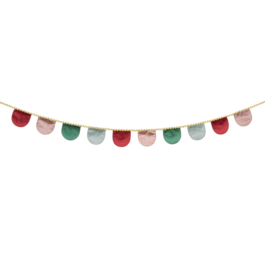 Our Christmas garland, made with luxurious velvet, is the perfect accessory for the holidays.