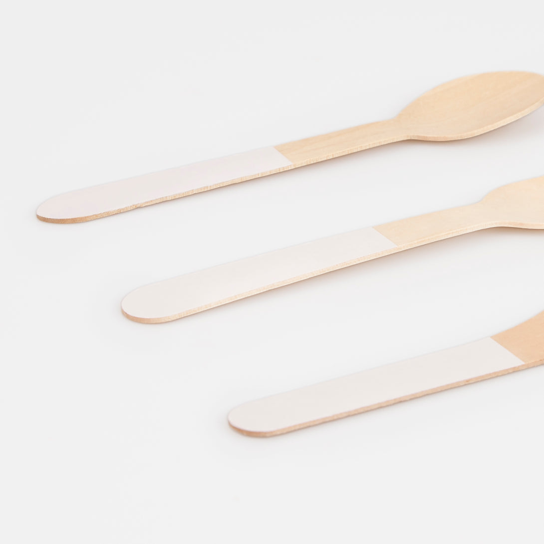 Our disposable cutlery set is made from birch wood and features pretty pink handles.