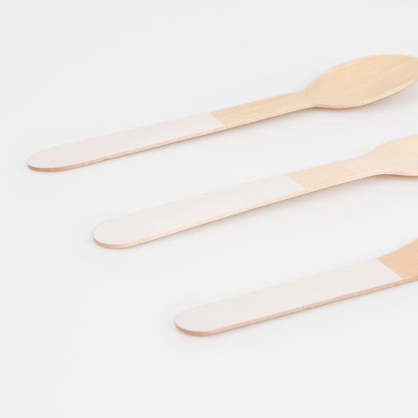 Our disposable cutlery set is made from birch wood and features pretty pink handles. Image3
