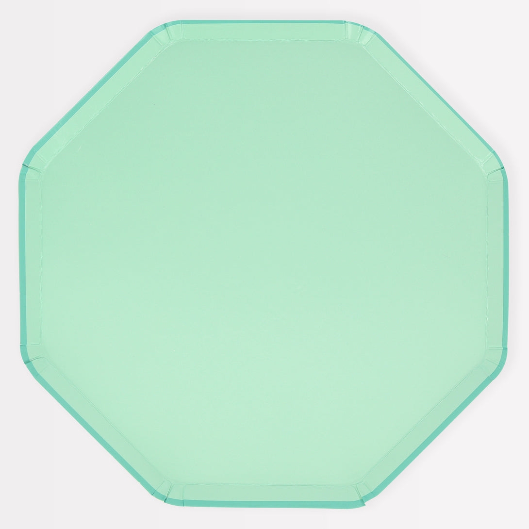 Our paper plates, in a soft green color with an octagonal shape, are the perfect party plates for any celebratory dinner.