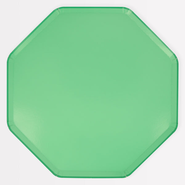 Our paper plates, with an octagonal design and emerald green color, are perfect as garden party plates or for a picnic.