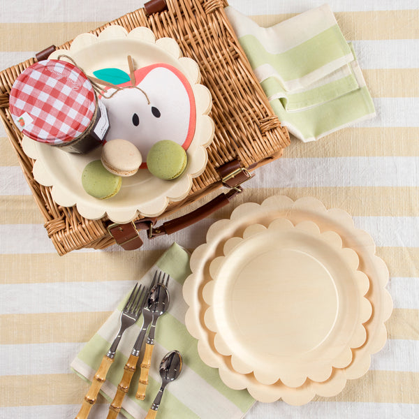 Our wooden plates feature a stylish scalloped border, and are perfect as party plates for any celebration. Image2