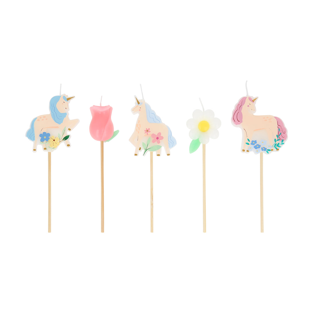 Our unicorn birthday candles features 3 unicorns and 2 flowers, for a really pretty effect.