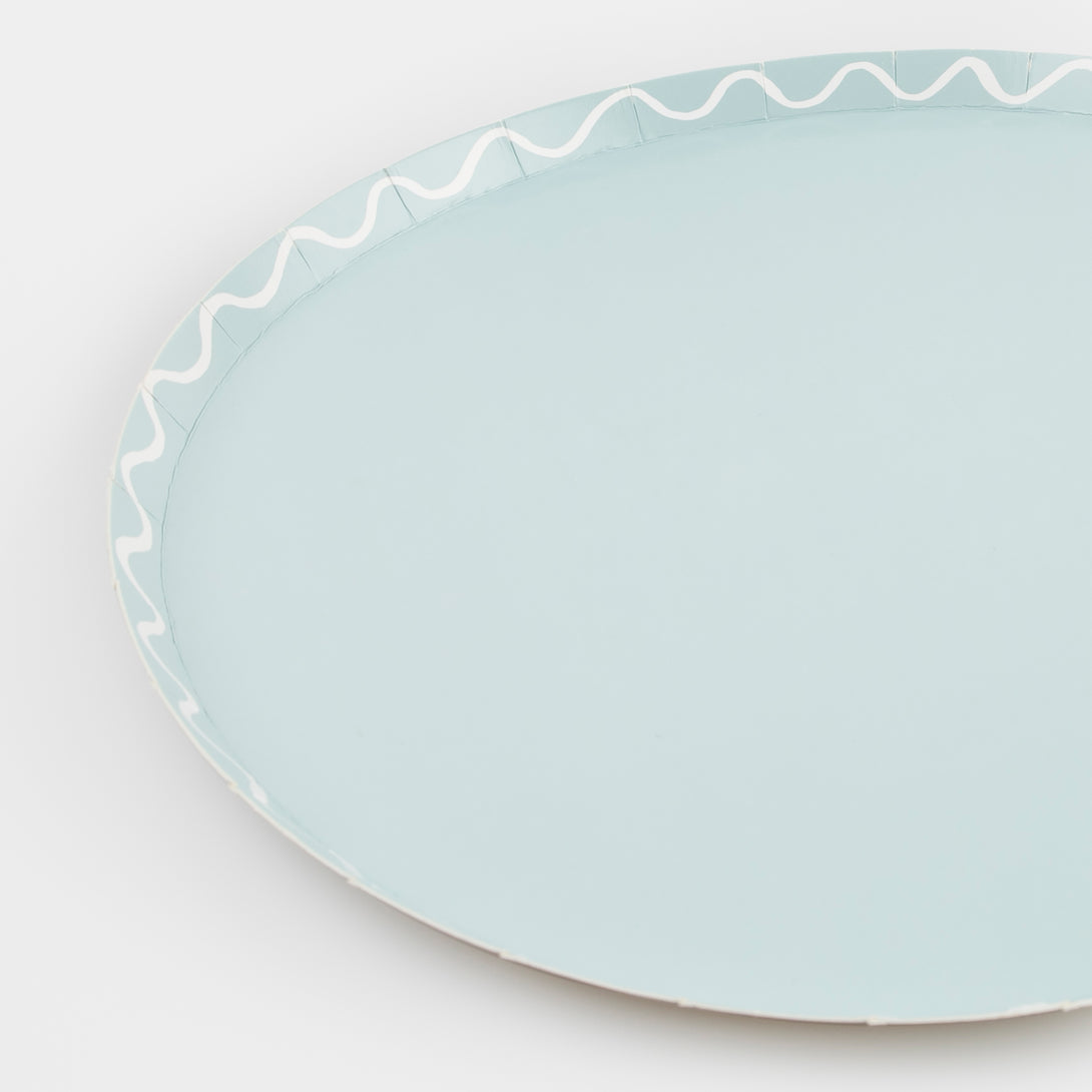 Our paper party plates come in a range of colors for a wonderful display on your party table, ideal to add to your party supplies.