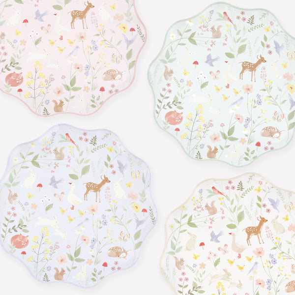 Our paper dinner plates feature beautiful designs of baby animals and flowers on soft colors, perfect for first birthdays and baby showers. Image1