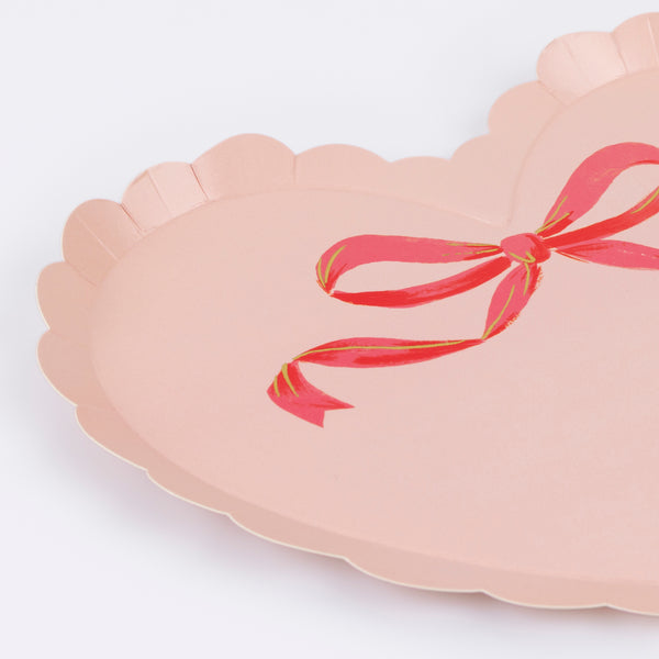 Our set of paper heart plates, in pink and white, feature charming scalloped edges and pretty bow designs, for a wonderful look. Image3