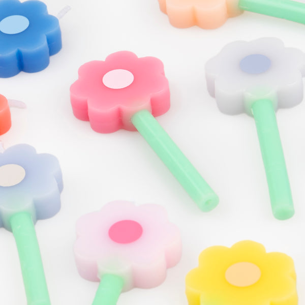 Our mini cake candles are made in the shape of colorful daisies, perfect as cake decorations. Image3