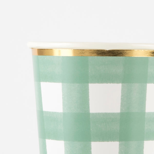 The green gingham pattern of these party cups is complemented with a shiny gold foil border. Image3