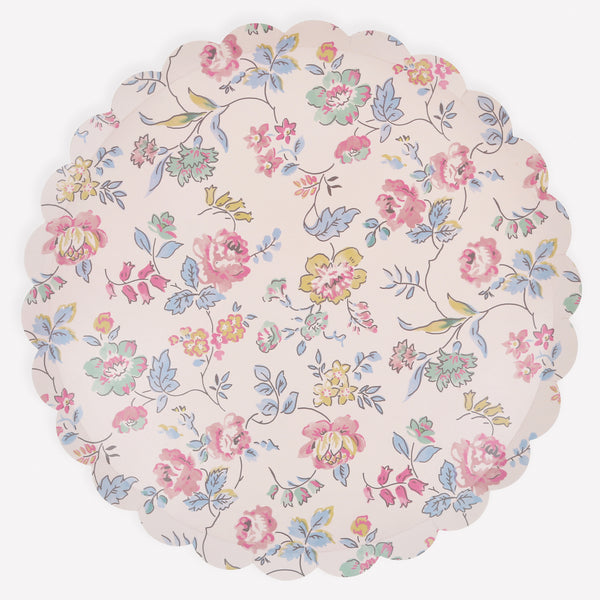 Our pink dinner plates, made from high-quality paper, feature a pretty chitz design for a refined look for all your meals and celebrations. Image1