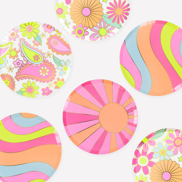Our side plates, made from paper, feature vibrant flower power designs in psychedelic colors, ideal for 70s parties and cocktail parties. Image1