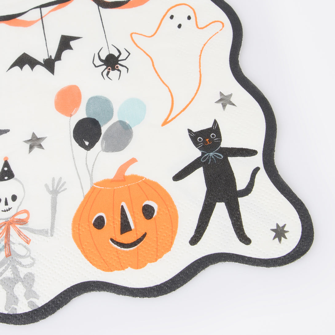 Make your Halloween party look amazing with our special set including a hanging Halloween decoration, plates, napkins and cups.