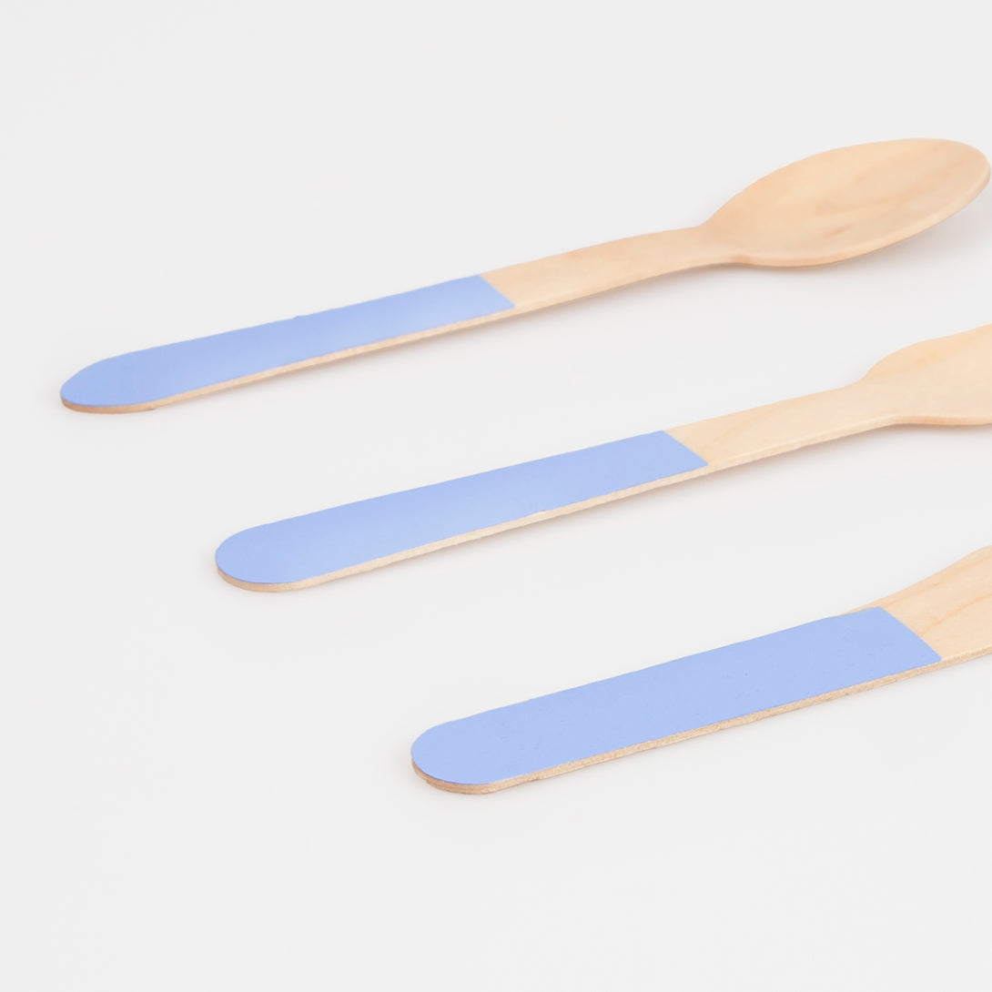 Our disposable cutlery is made from birch wood and features blue handles for a stylish look.