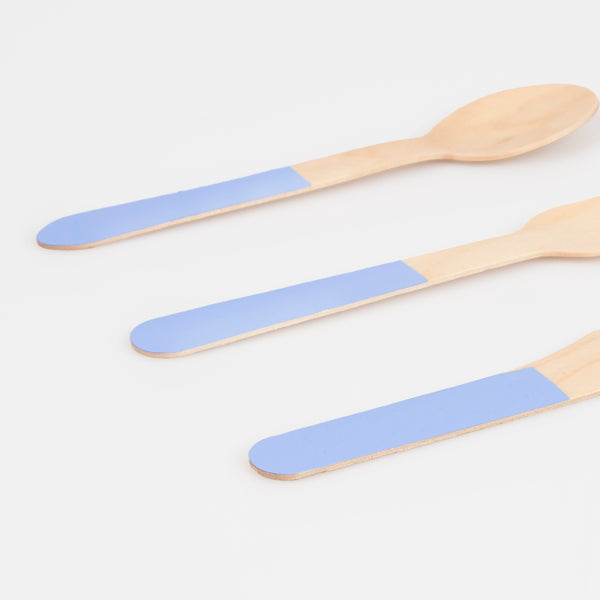 Our disposable cutlery is made from birch wood and features blue handles for a stylish look. Image3