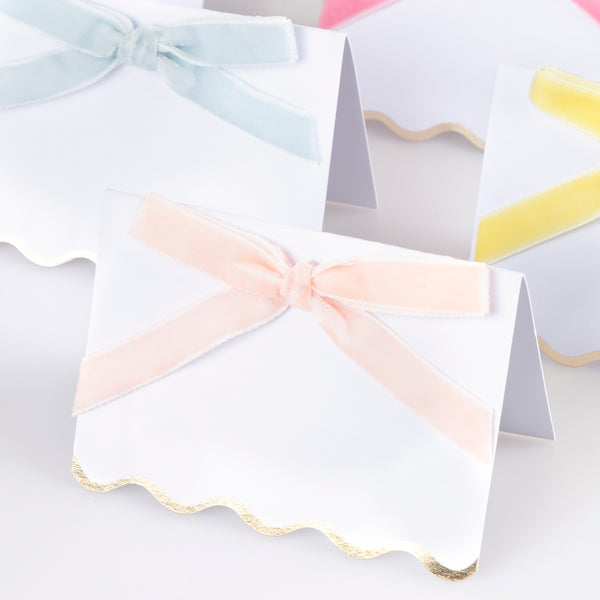 Use our luxury place cards with velvet bows in pastels colors, and shiny gold foil scalloped borders, for special meals like baby showers. Image3