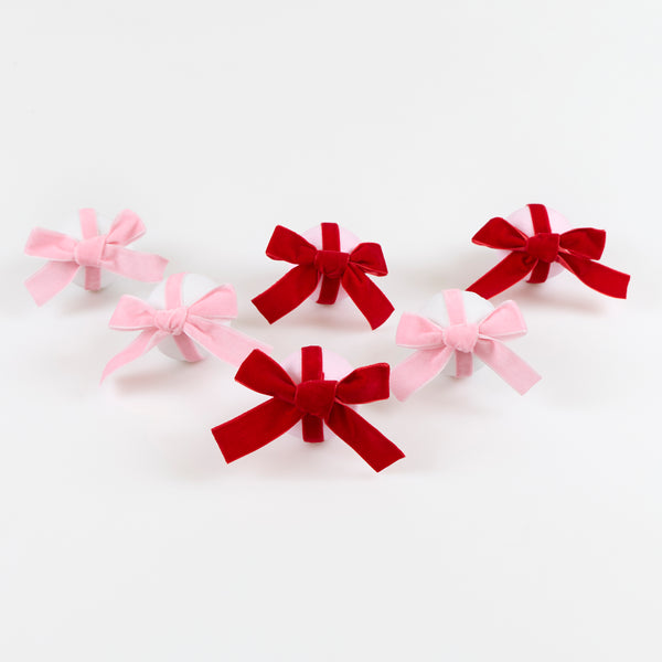 Our surprise balls with velvet bows contain a party hat, stickers, a joke and a heart charm, and make stylish Valentine's Day party favors. Image1