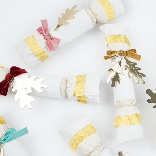 Our Thanksgiving crackers are made with crepe paper, golden leaves and velvet bows, and each have a luxury gift of a brooch or keyring. Image5