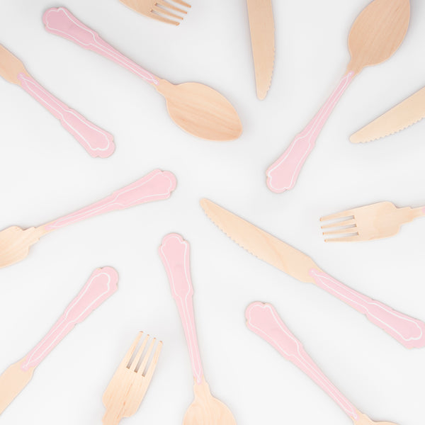 Our disposable cutlery set, made from wood with pretty pink handles, is ideal for a princess party, fairy party or picnic. Image2