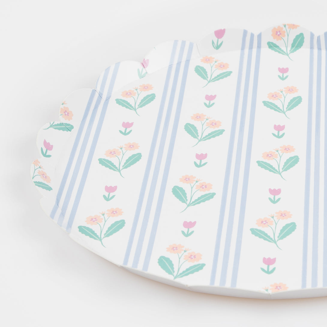 Our side plates, crafted in pastel colors with floral designs, are perfect for all stylish celebrations.