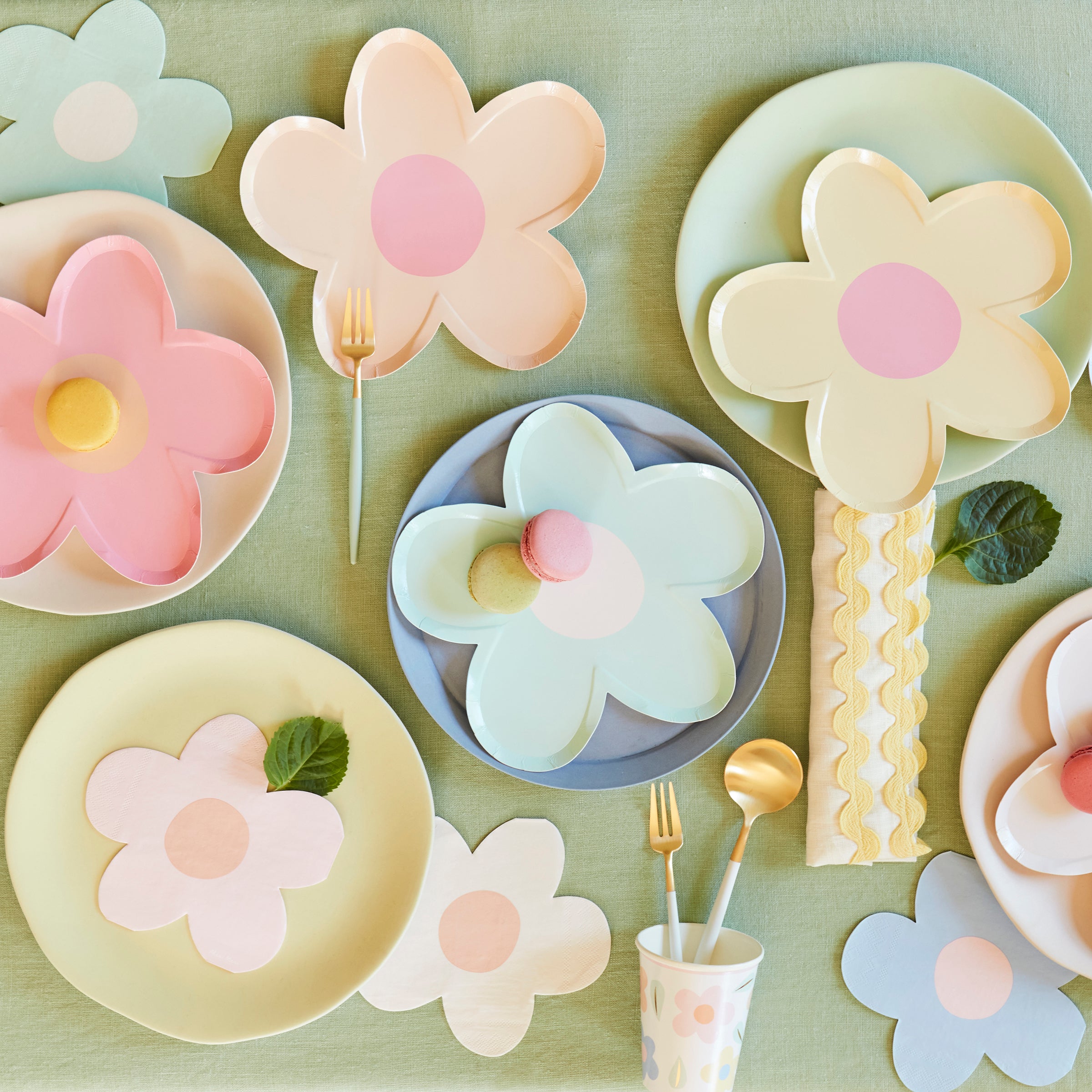 Our party napkins, in pastel colors and in a pretty daisy shape, will look amazing on your party table.