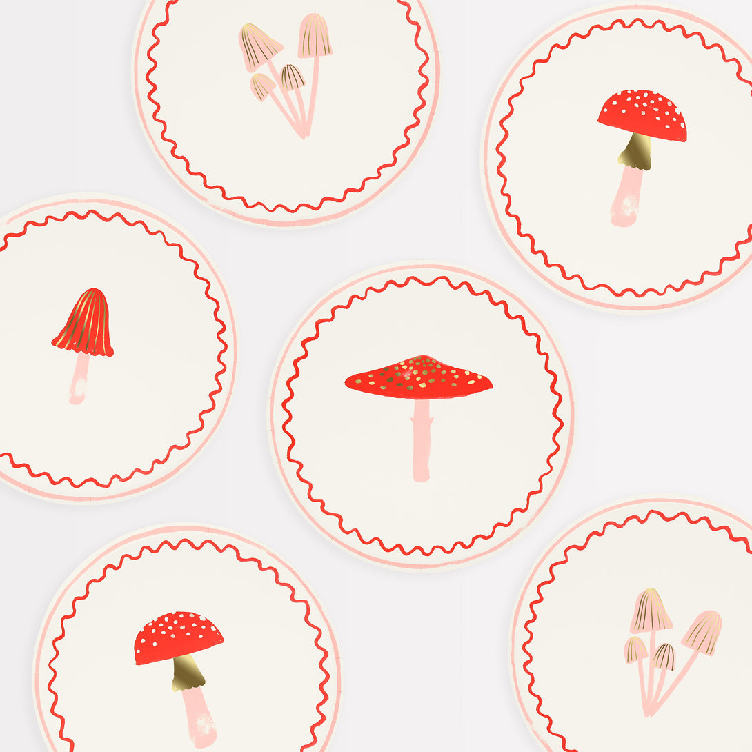 Our side plates, with a festive mushroom Christmas design, are ideal for small savory and sweet treats.