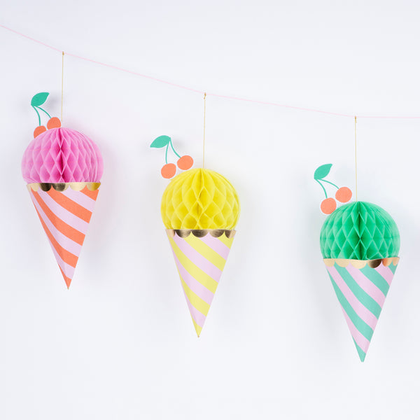 Our ice cream party set is ideal for celebrations with a summery vibe, includes tableware, ice cream tubs and spoons and a garland. Image3