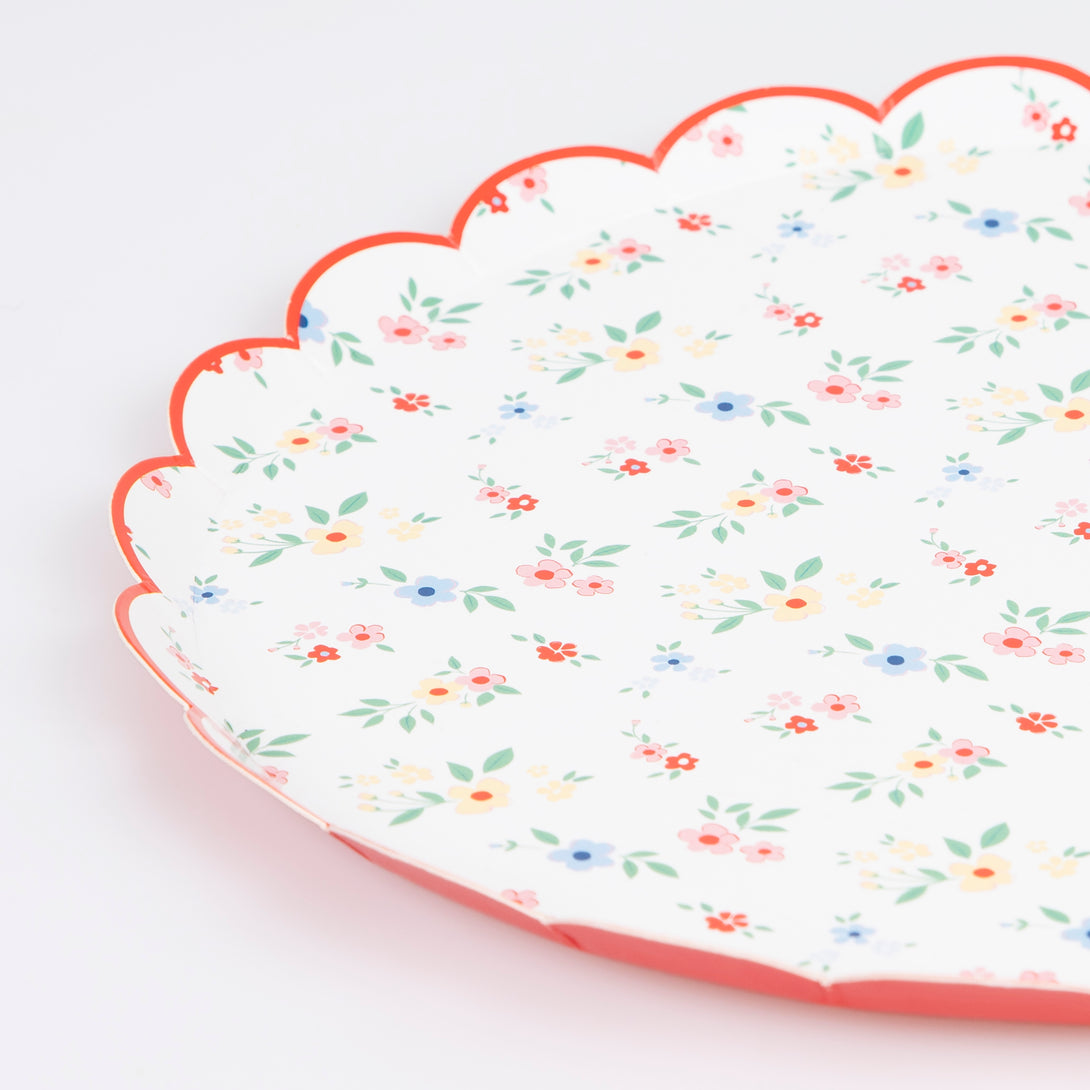 Our side plates feature classic flower designs with modern touches of red for a fashionable floral effect, idea for garden parties.