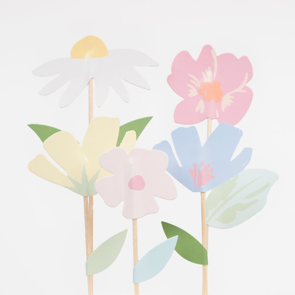 Our special cake decoration set includes 5 flower cake toppers and flower cake wraps to instantly decorate your cake. Image3