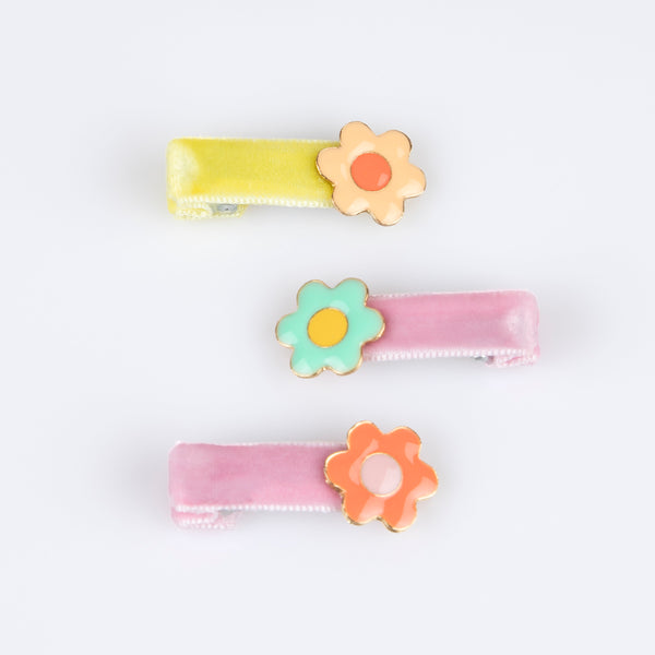 Our hair clips for kids feature enamel daises in a variety of colors, teamed with velvet ribbons and gold tone crocodile clips. Image5
