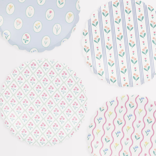 Our paper dinner plates are crafted in thick paper with a pretty floral design and pastel colors.