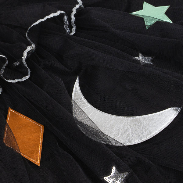 Our luxury witch costume set includes a tulle cape, an witch hat with a velvet bow and a colorful ribbon wand with a silver sequin star. Image4