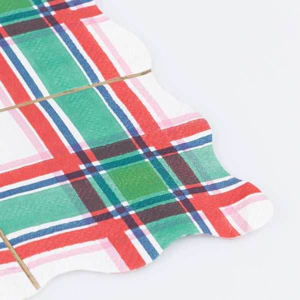 Use our paper plaid napkins, in striking festive colors of red, green, white and gold, for a classic cosy Christmas vibe. Image2