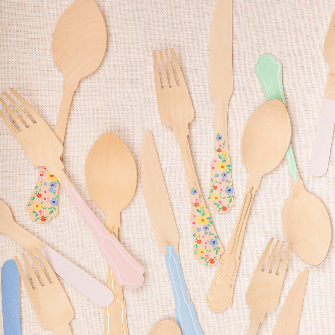 Our disposable cutlery, made from birch wood, features an elegant design and pretty pastel colored handles.