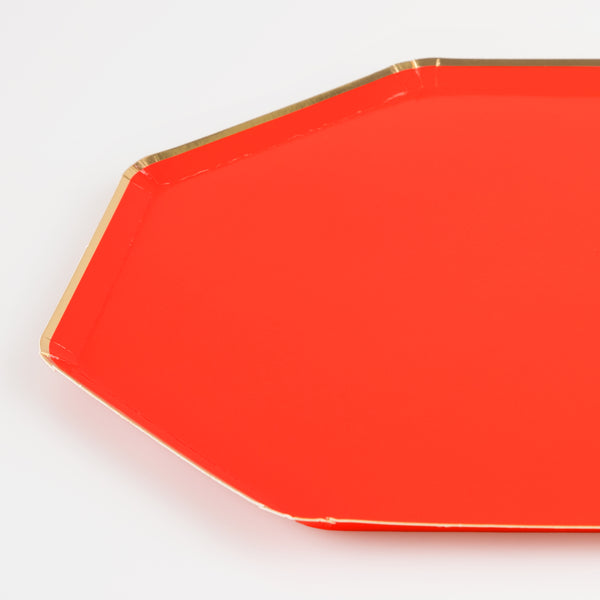 Our party plates, in a beautiful berry red, are ideal as elegant festive plates or for special celebrations at any time of the year. Image2