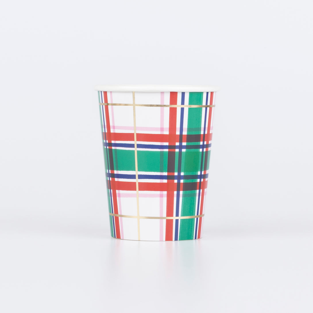 Our party cups, made from high-quality paper with a charming plaid design, are ideal for hot or cold Christmas drinks. Image1