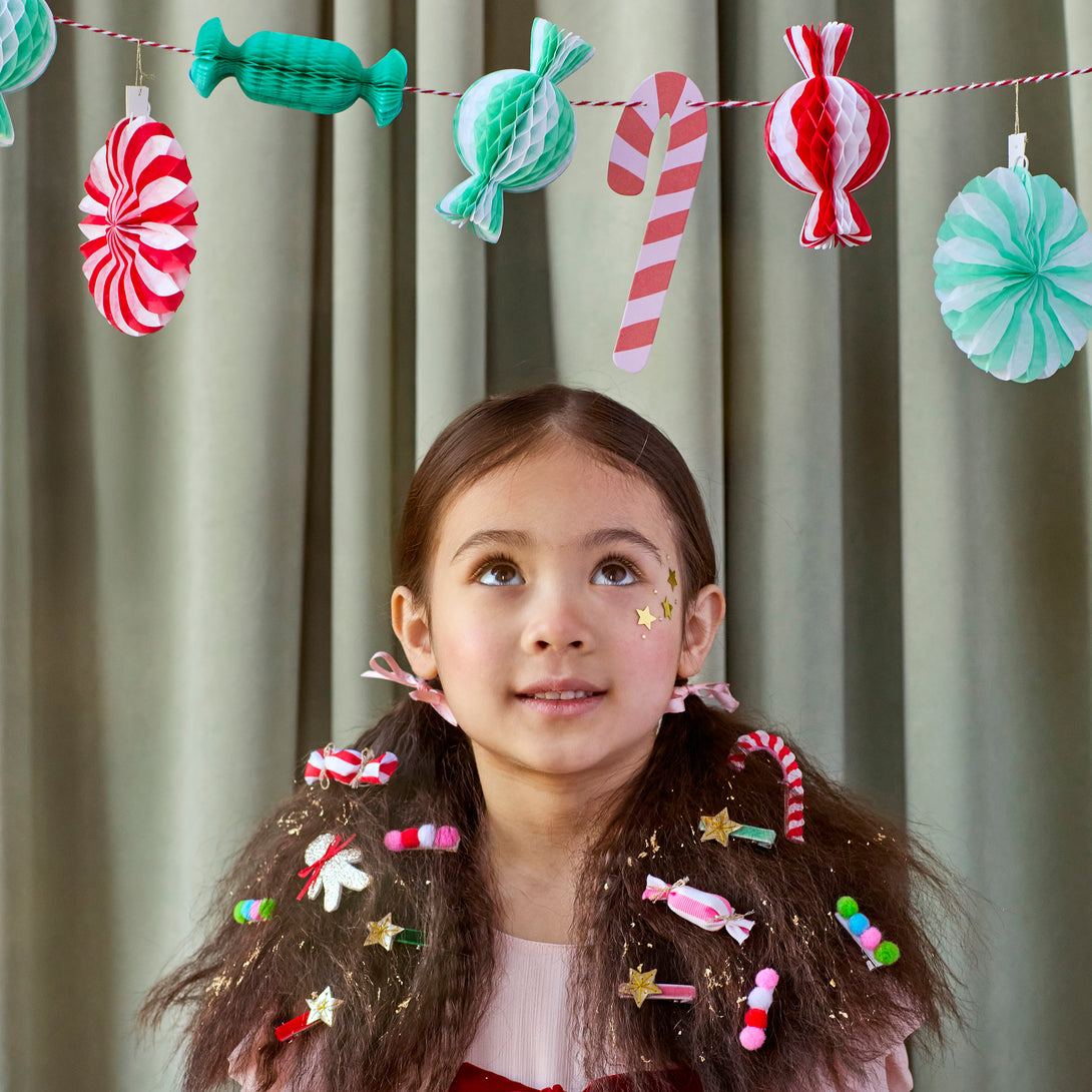 Use our small Christmas garland, with 3D paper sweets, paper candy canes and paper fans, for a decorative, nostalgic touch Image2