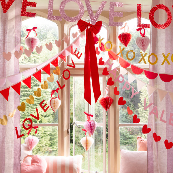 Fill your home with love with our special Valentine's Day decorations of a set of 10 paper garlands with different designs and colors. Image2